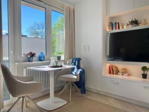 Urban Balance Apartment with Balcony - by Upstairs