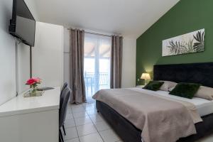 Apartments Villa Mirella 20 m from the sea - free parking