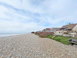 Ellanore - West Wittering - Sea Views - Direct Beach Access