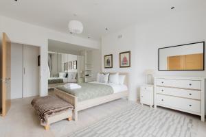 Luxury 3BDR Home with Terrace in West London