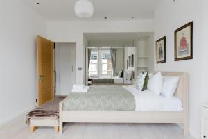 Luxury 3BDR Home with Terrace in West London