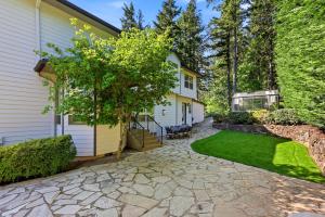 Luxury Family Estate Near PDX, Theater, Sauna & Game Room