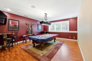 Luxury Family Estate Near PDX, Theater, Sauna & Game Room