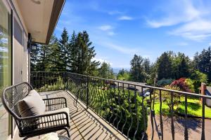 Luxury Family Estate Near PDX, Theater, Sauna & Game Room