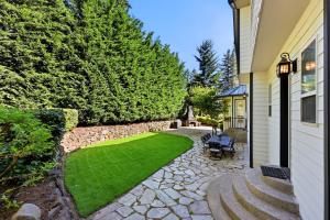 Luxury Family Estate Near PDX, Theater, Sauna & Game Room