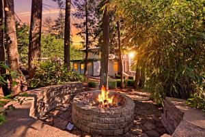Luxury Family Estate Near PDX, Theater, Sauna & Game Room