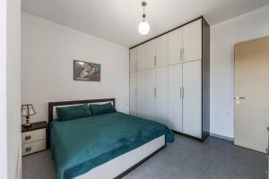 Flower Balcony Apartment | 2BR Beachside Escape by PikHost
