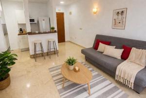 Air-conditioned 2-bedroom apartment with pool and beach access