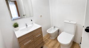 Air-conditioned 2-bedroom apartment with pool and beach access