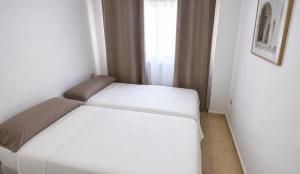 Air-conditioned 2-bedroom apartment with pool and beach access