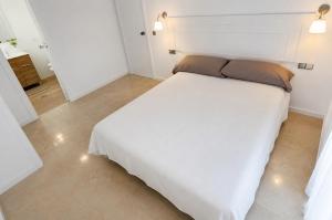 Air-conditioned 2-bedroom apartment with pool and beach access