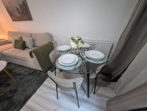 2Bed Ground Floor Garden Apt in Central MK free parking Contractors Families Long stays welcome