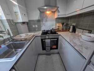 2Bed Ground Floor Garden Apt in Central MK free parking Contractors Families Long stays welcome