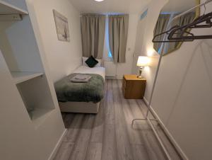 2Bed Ground Floor Garden Apt in Central MK free parking Contractors Families Long stays welcome