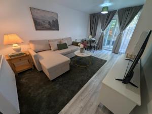 2Bed Ground Floor Garden Apt in Central MK free parking Contractors Families Long stays welcome