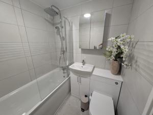 2Bed Ground Floor Garden Apt in Central MK free parking Contractors Families Long stays welcome