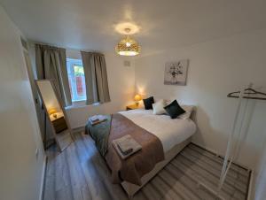 2Bed Ground Floor Garden Apt in Central MK free parking Contractors Families Long stays welcome