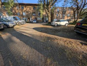 2Bed Ground Floor Garden Apt in Central MK free parking Contractors Families Long stays welcome