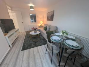 2Bed Ground Floor Garden Apt in Central MK free parking Contractors Families Long stays welcome