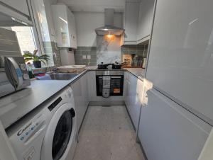 2Bed Ground Floor Garden Apt in Central MK free parking Contractors Families Long stays welcome