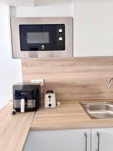 Stylish 1-Bed Apt, Walk to Beach & Amenities