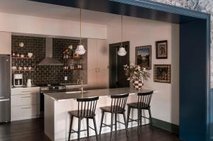 Historic Diplomat Suite w Parking - The Concord