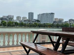 Luxury Two-bedroom Apt Near Keangnam And Grand Plaza With Gym, Swimming Pool And Private Walking Lake