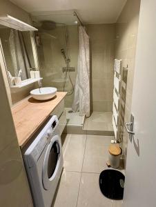 Large Studio Near Train station and Disney