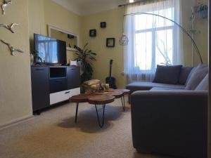 Sunny 1BR Apt Next to Park Near Center