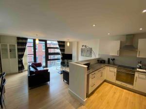 Friars Gate Central 2-Bed Apartment with Free Parking