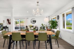 Maple Leaf Modern Retreat with EV Charger