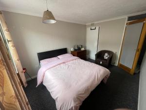 Cozy Room in Polloksheilds