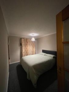 Cozy Room in Polloksheilds