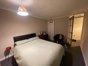 Cozy Room in Polloksheilds