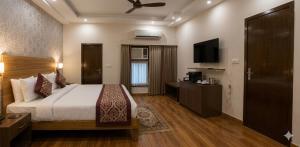 Hotel Golden Stay 2 Mints walking from Rajendra Nagar Metro Station