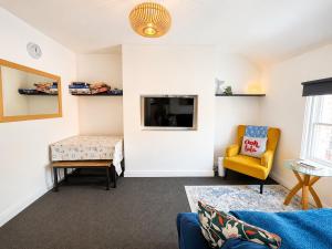 Granby House Holiday Apartments, Apartment 3, in the Old Town, SEA AND CASTLE VIEWS 5 minutes walk to South Bay Beach