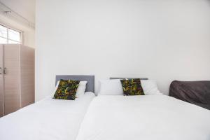 Larger Groups Apartment close to Excel CanaryWharf 02 with Parking