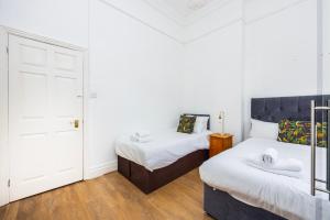 Larger Groups Apartment close to Excel CanaryWharf 02 with Parking