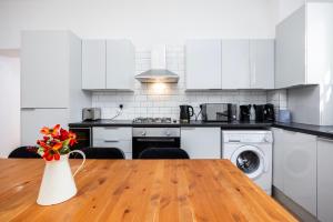 Larger Groups Apartment close to Excel CanaryWharf 02 with Parking