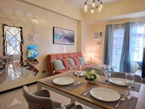 Expansive 1BR -40sqm -PET -4pax -Parking,MOA,PICC,WTC