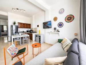 Beachside 1 Bedroom Apartment with Ocean View, Garden and 2 Swimming Pools