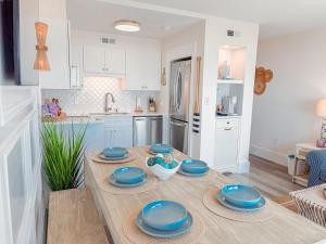 Oceanfront Luxe Condo, Sleeps 7