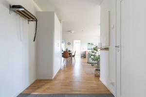 Comfortable Sunny 2 Bedroom Home with Workspace