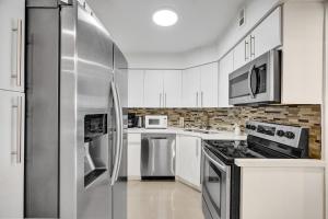 Stylish 2BR Condo with Balcony Views 1409