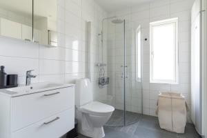 Comfortable Sunny 2 Bedroom Home with Workspace