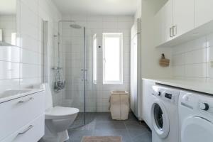 Comfortable Sunny 2 Bedroom Home with Workspace