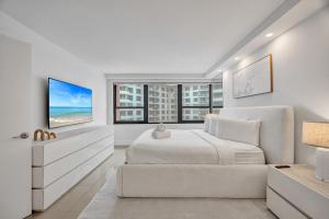 Stylish 2BR Condo with Balcony Views 1409