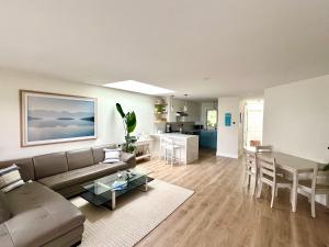 High Tide Suite - Modern Oceanfront Escape with Spa-like Bath, Resort Pool & Hot Tub