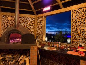 Prestssetrið - Luxury Lodge near Akureyri with large hot tub