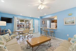 Beautifully renovated 2 Bedroom Retreat 1 block from the Beach parking spot and beach passes